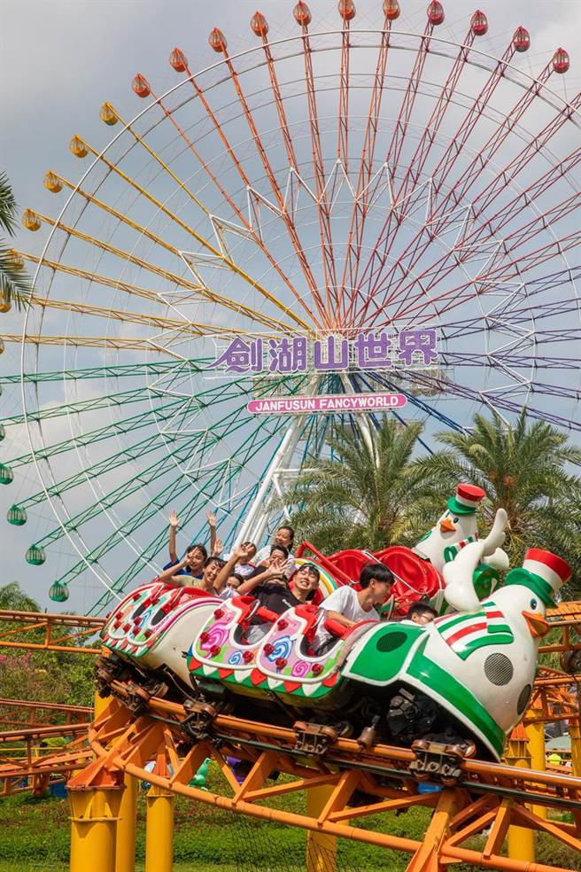 （劍湖山世界5月份推出「兩人同行女生免費，當日壽星入園，門票只要1元」促銷。圖／劍湖山）
