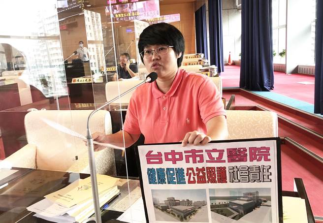 市議員張玉嬿今日在市議會中，要求衛生局積極掌握進度，並應保障在地就業機會，讓更多市籍醫事從業人員在鄉服務。（陳世宗攝）