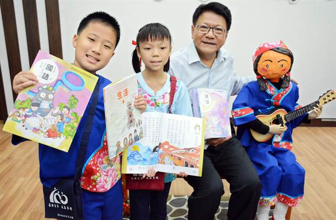 屏东客家本位教材编辑国小一至六年级具客家文化元素的「国语」及「生活」，让内容更贴近生活文化。（林和生摄）