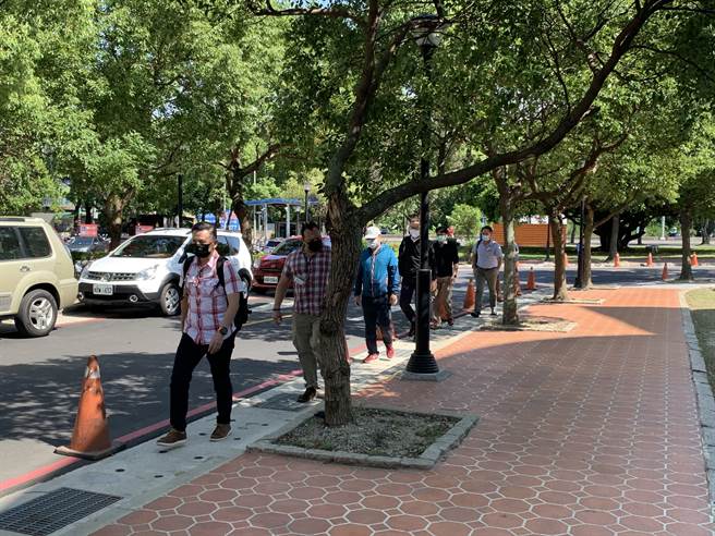 华航67名机师26日下午搭乘游览车至桃园医院施打疫苗。（姜霏摄）