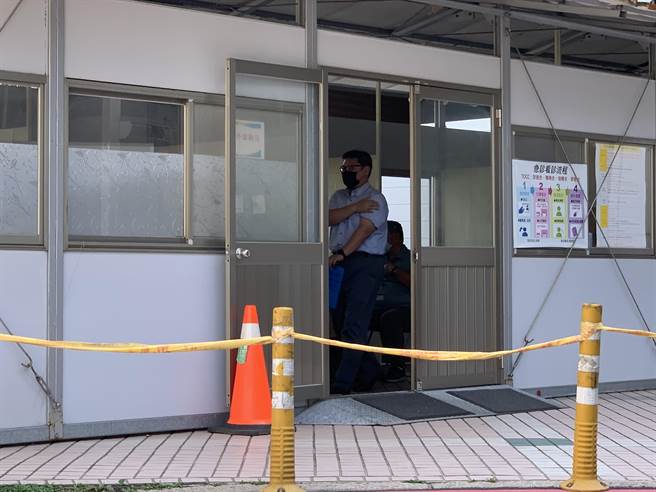 有意愿施打疫苗的华航机师，于採检、抽血完后分为3班游览车，至桃园医院接种疫苗。（姜霏摄）