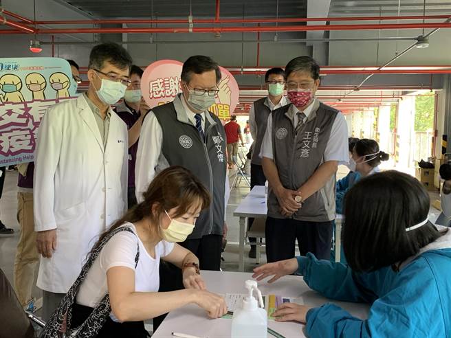 桃园市长郑文灿26日至桃园医院视察民眾自费及机组员施打疫苗情况。（姜霏摄）
