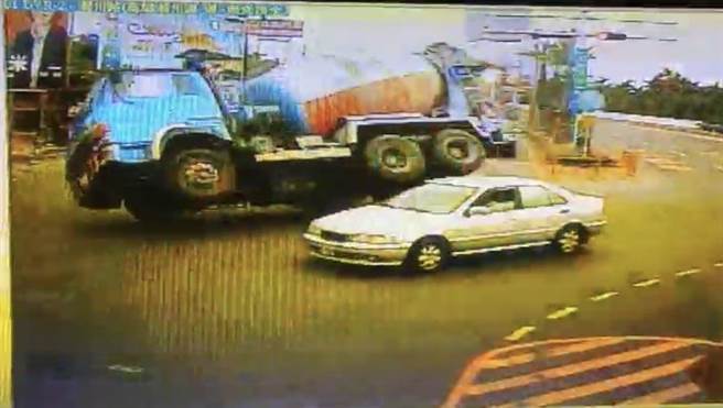 水泥车下台88后自撞号志杆，连人带车翻覆路旁草丛。(警方提供／谢佳潾屏东传真)