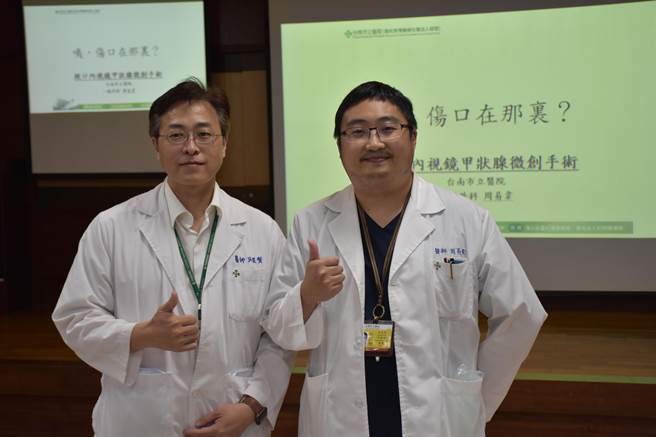 周易韋(右)表示，口內視鏡甲狀腺微創手術，既不留疤痕也能降低說話神經損害。（台南市立醫院提供／程炳璋台南傳真）