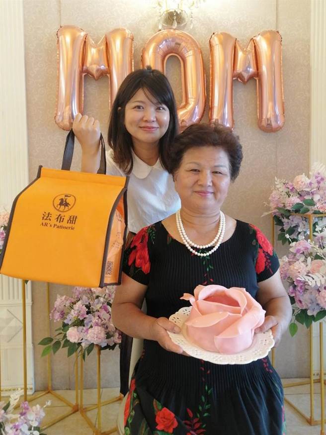 （台中「法布甜」搶食母親節蛋糕商機，今年加碼送藝術照，要讓老媽留下珍貴的回憶。圖／曾麗芳）