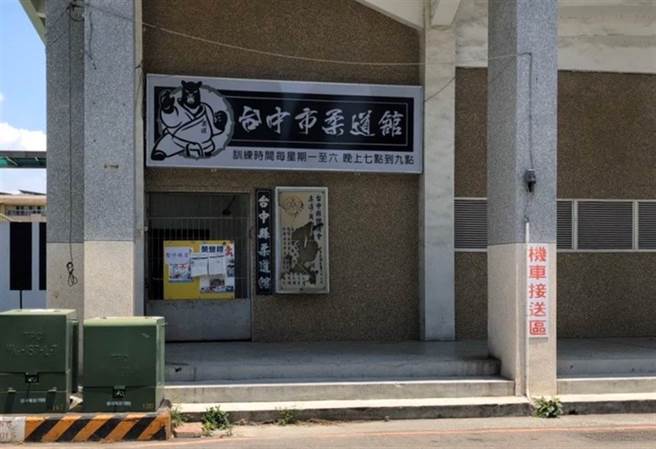 发生事情后，铁门关上并贴上「暂停练习」字样。当地人表示，一旁的招牌很早就破掉了，与这件事情无关。（附近住户提供）