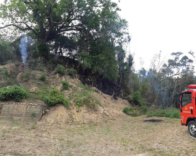 苗栗通霄镇枫树里枫树窝1处山林，26日下午传出火警，烧毁约2分地的竹林。（苗栗县消防局第4大队提供／谢明俊苗栗传真）