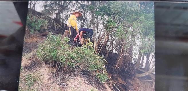 苗栗通霄镇枫树里枫树窝1处山林，26日下午传出火警，住在当地的龚姓老翁昏迷被救出送医。（苗栗县消防局第4大队提供／谢明俊苗栗传真）