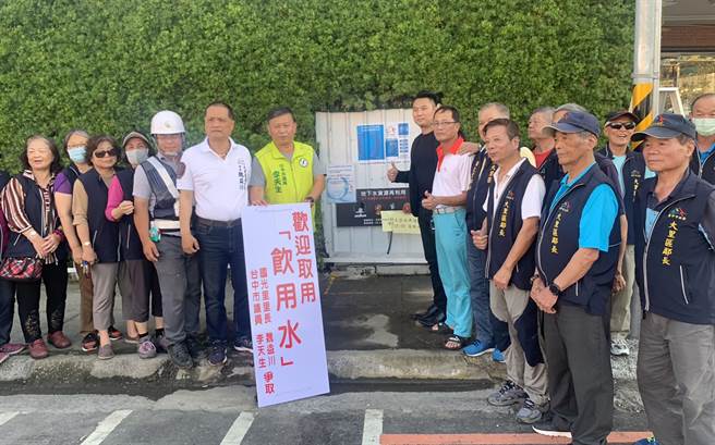 中市議員李天生、國光里長魏益川牽線沅林建設與水利局，在沅林建設位於大里德芳南路的建築工地內，裝設一台淨水設備，供民眾取用。（李天生議員服務處提供／黃國峰台中傳真）