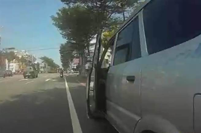 根據台中市交通警察大隊統計，今年1至3月因開啟車門不當而之交通事故經統計共95件，造成1人死亡、98人受傷。（台中市警察局提供／張妍溱台中傳真）