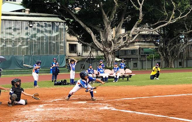 平均年龄10岁的小小棒球员在场上努力挥出每一支全垒打。(图/永庆房屋提供)