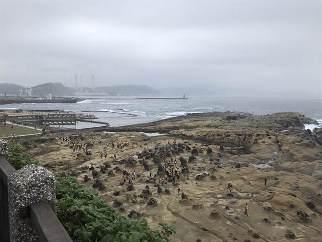 基隆和平岛富有海蚀地形景观，每年吸引数十万游客前来观光。（陈彩玲摄）
