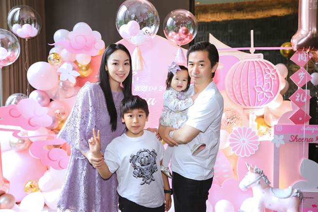 黄舒骏为女儿举办抓周派对。（取材自脸书）