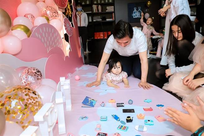 黄舒骏为女儿举办抓周派对。（取材自脸书）