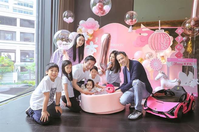 黄舒骏为女儿举办抓周派对。（取材自脸书）