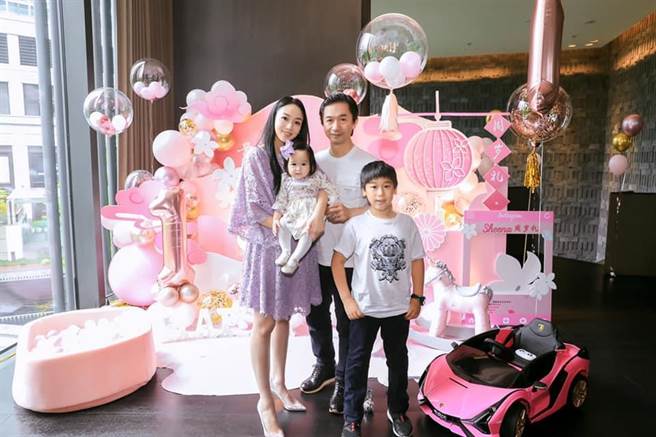 黄舒骏为女儿举办抓周派对。（取材自脸书）