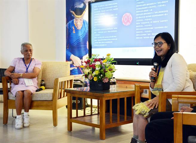 屏东大学邀请赛德克族何珍襄（右）与排湾族许春美举办座谈，藉由不同族群与世代激盪，让外界更瞭解原民编织文化。（林和生摄）