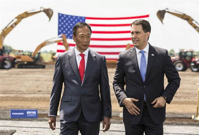 郭台铭(左)2018年6月28日陪同当时威州州长Scott Walker(右)在威州鸿海厂区工地参加动土典礼。(摘自CNBC)
