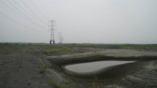 民眾拍下浊水溪乾涸的照片，更说出现罕见断流，只剩下一低洼处有些较浅的积水。(图翻摄自二崙人(讚)出来)