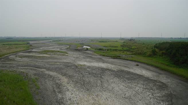 浊水溪出现百年不曾见的断流，发生在彰化、云林交界的自强大桥。(图翻摄自二崙人(讚)出来)