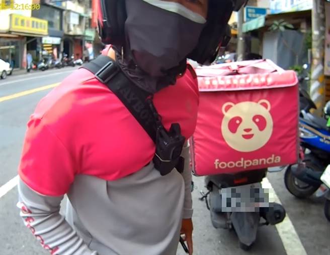 外送员车牌贴贴纸掀起纠纷（图片取自／重机车友 ❘ 各区路况、天气回报中心FB）