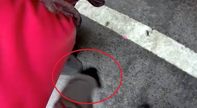 正义哥衝上去撕下贴纸(图片取自/重机车友 ❘ 各区路况、天气回报中心FB)