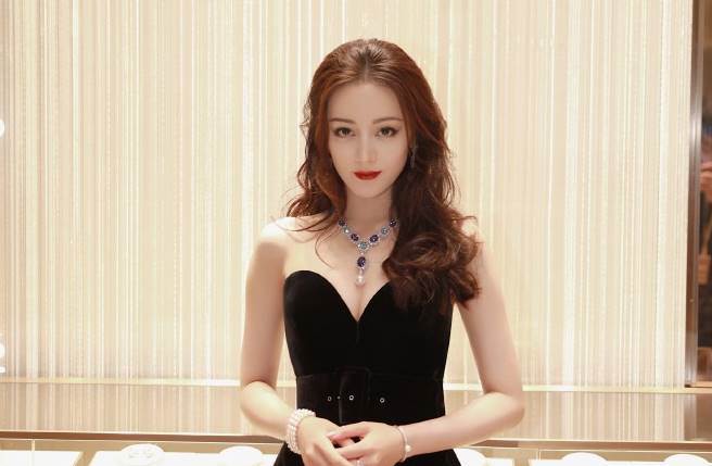 迪麗熱巴的精修照與無P照，模樣差別不大。（圖／取材自迪麗熱巴工作室微博）