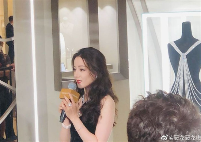 路人鏡頭下的迪麗熱巴仍以精緻美貌讓網友看呆。（圖／取材自新浪娛樂微博）