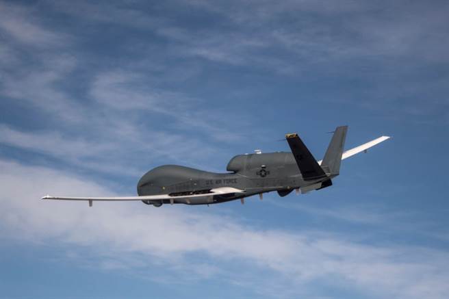 RQ-4全球鹰机，是目前体积最大的远程无人机。(图/ Northrop Grumman)
