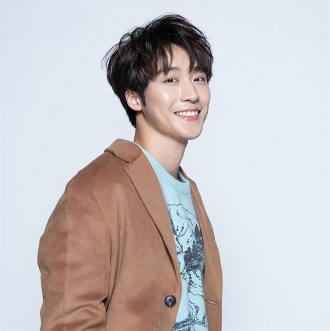 「同志天菜」卞庆华爆合约纠纷，遭前东家「唱戏世界娱乐」提告求偿200万元违约金。（取自「卞庆华Bian Bian」脸书）