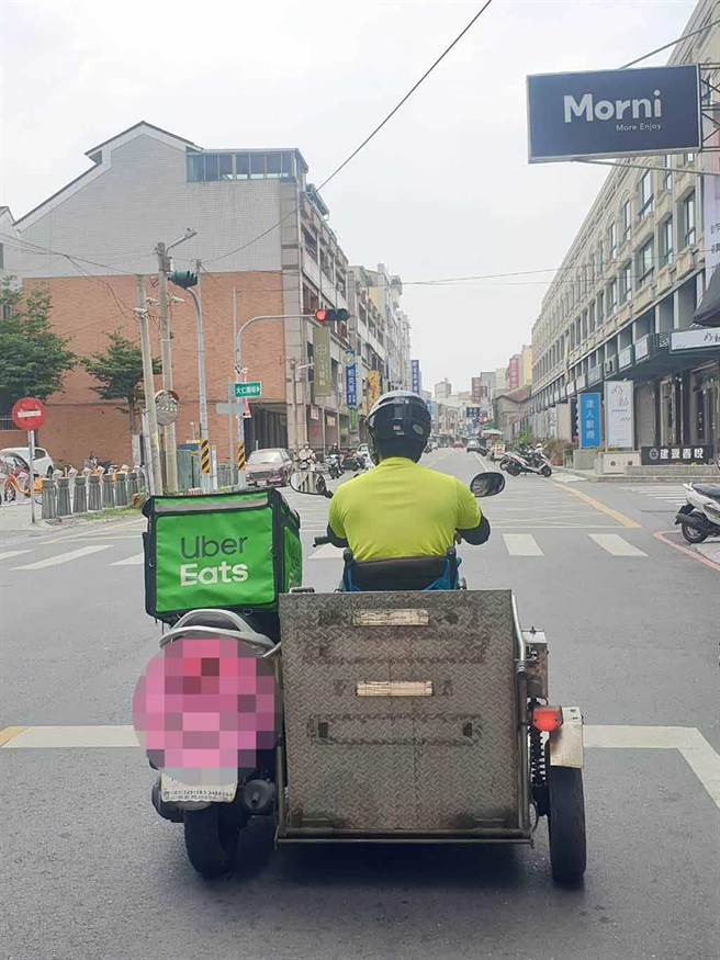 脸书「大员林生活圈」今天下午出现一张1辆轮椅改装三轮摩托车正在停等红灯的照片，但特别的是他旁边挂着知名外送平台的保温袋，吸引近千人留言按讚。（翻摄脸书「大员林生活圈」／吴建辉彰化传真）