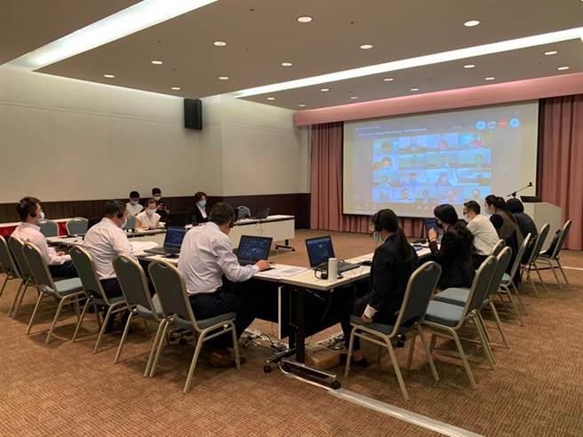 （2021南亚线上拓销团透过战情室及时掌控媒合实况。图／贸协提供）