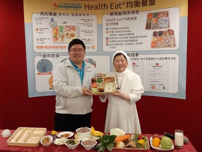 民進黨立委蔡易餘諮詢減重餐食法，嘉義市天主教聖馬爾定醫院長陳美惠推薦專利餐盤。（聖馬醫院提供）