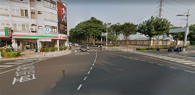 一名男網友分享，昨他載著老婆在高雄中山路與正勤路路口發生車禍，當下便有4名熱心年輕人上前協助，讓夫妻倆相當感動。(圖翻攝自google map)