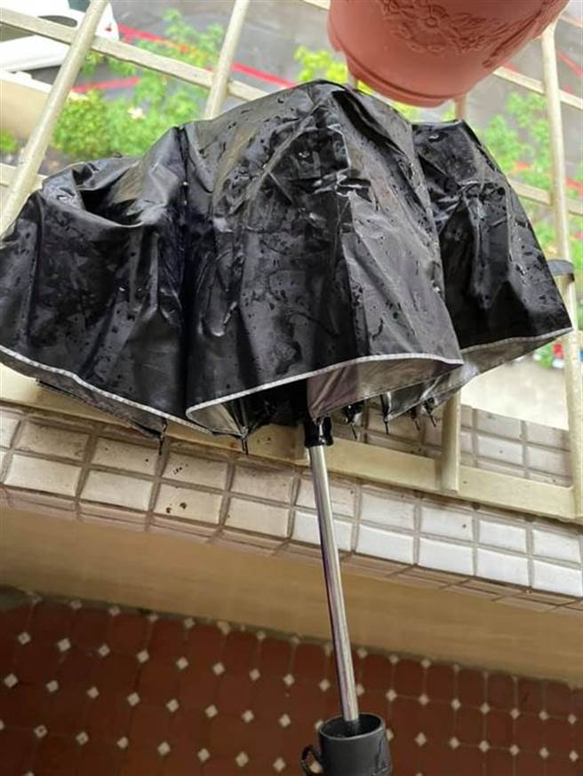 一名年輕人留下自己的傘，隨後轉身離去，事後原po發文尋人，希望能找到這些熱心的年輕人，當面向他們道謝。(圖取自爆怨2公社)