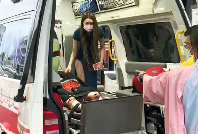 受傷女乘客送馬偕醫院，陪同的女伴太吸睛造成歪樓。（翻攝畫面）