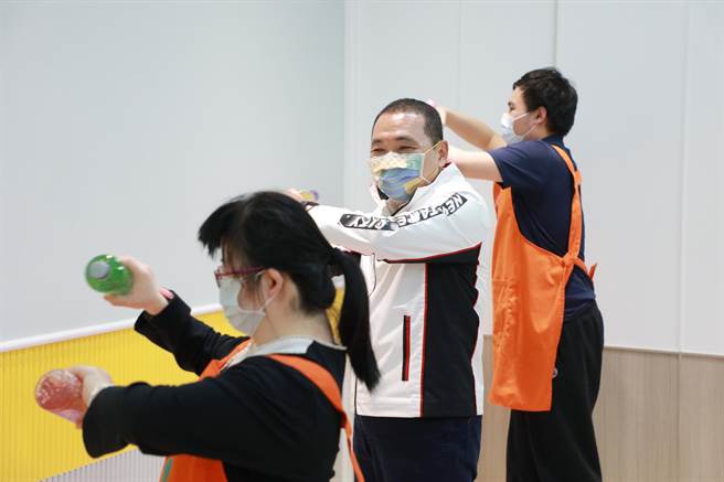 新北市府於林口社會住宅設立全國第一處複合型身心障礙者社區照顧場所，市長侯友宜26日上午出席啟用儀式。（葉書宏攝）