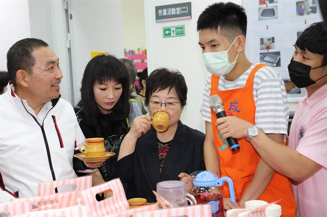 新北市府於林口社會住宅設立全國第一處複合型身心障礙者社區照顧場所，市長侯友宜26日上午出席啟用儀式。（葉書宏攝）