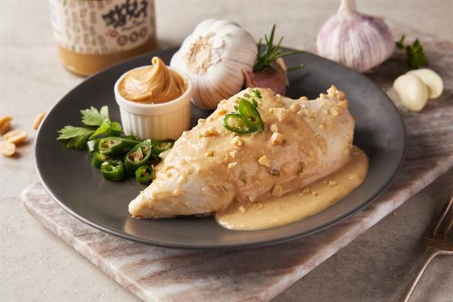 （台畜宣布携手网路人气花生酱品牌「猫儿干」，推出全台第一款「青辣椒花生酱鸡胸肉」。图／业者提供）