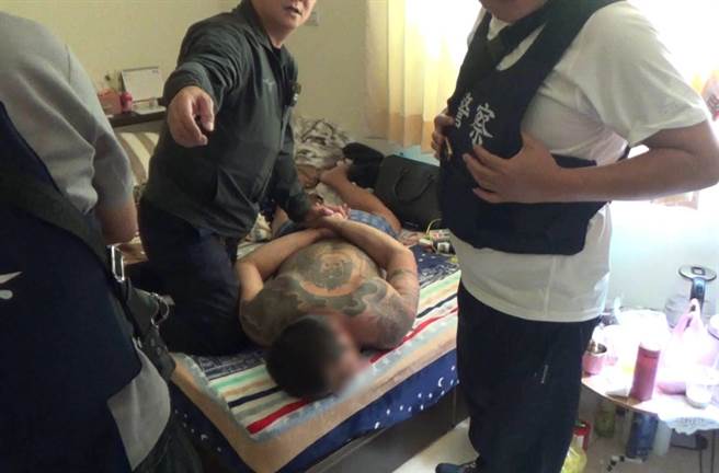 台南市政府警察局麻豆分局于今日上午11时许在董姓毒品通缉犯所承租套房，起获2支改造手枪、16颗子弹及毒品。（读者提供／张毓翎台南传真）