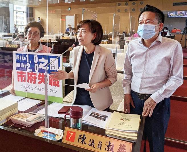 陈淑华等人抨击说，市府所谓升级，就只是把1.0旁边再加几台2.0，这样叫做「升级」吗？！（陈世宗摄）