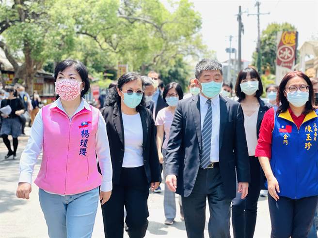 立委杨琼璎26日与立法院卫环委员会召委陈玉珍，会同卫福部长陈时中会勘丰原医院后里分院预定地。（陈淑娥摄）