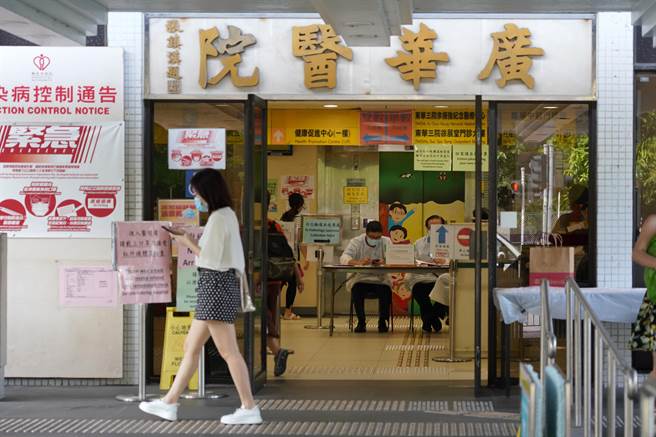 香港再出现疑似接种新冠疫苗后死亡案例，香港卫生署今（26日）公布，接获医院管理局呈报一起死亡个案，一名63岁男子，本身患有高血脂症，今晨在家中抽搐后失去知觉，被送往广华医院急症室，抢救无效在今早离世。（中新社）