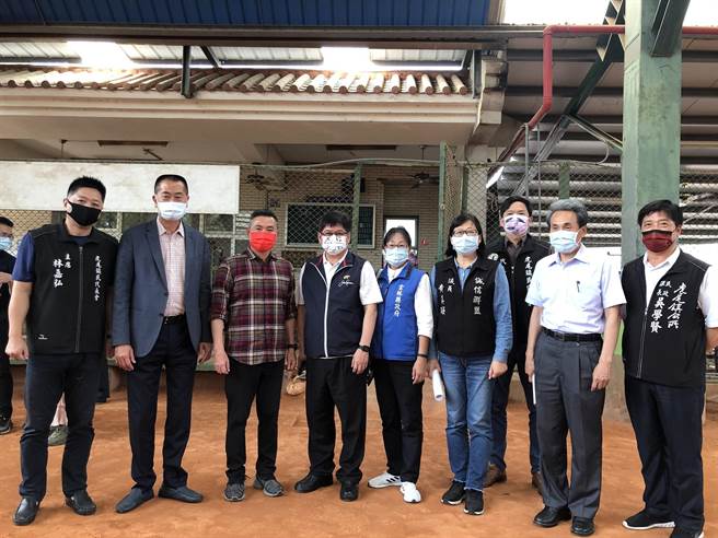 爭取雲林縣虎尾全民運動館，立委林文瑞（左二）呼籲中央盡速補助1億元經費。（林文瑞辦公室提供／張朝欣雲林傳真）