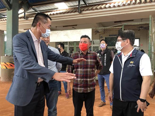 爭取雲林縣虎尾全民運動館，立委林文瑞（左）呼籲中央盡速補助1億元經費。（林文瑞辦公室提供／張朝欣雲林傳真）