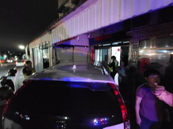轎車暴衝淡水民宅 8旬翁急轉身逃過一劫（圖／游定剛攝）