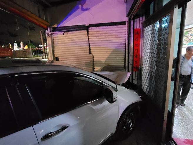 轎車暴衝淡水民宅 8旬翁急轉身逃過一劫（圖／游定剛攝）
