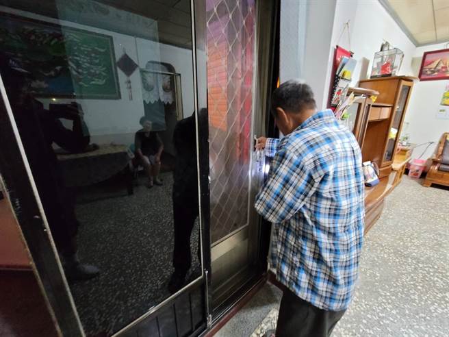 轎車暴衝淡水民宅 8旬翁急轉身逃過一劫（圖／游定剛攝）