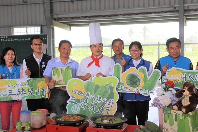 云林县斗六市长林圣爵（左四）化身「阿爵师」，行销「LV级顶级丝瓜」。（斗六市公所提供／张朝欣云林传真）