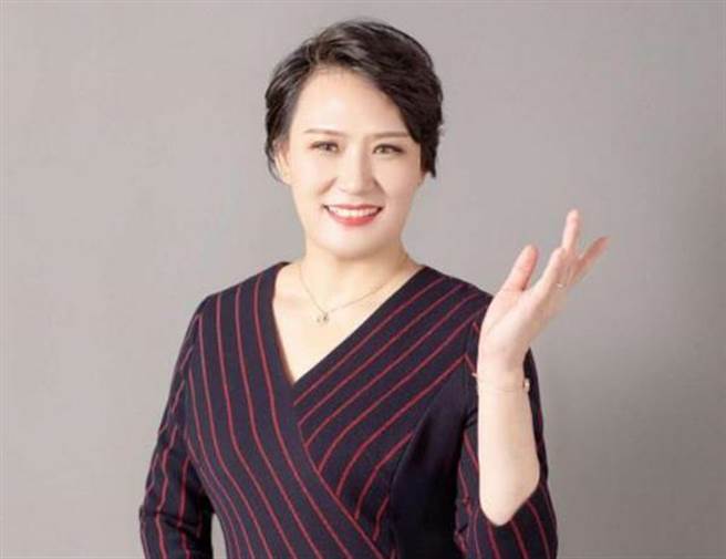 拥有一大堆惊人头的河南郑州春霖职校校长郭花平。（图／网路）